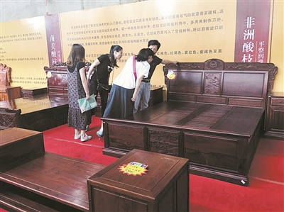 应消费者要求东阳红木家具展延期 清仓甩卖火热进行中 好产品卖一件少一件