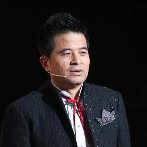 当“国民姥爷”毕福剑成了过去，他26岁的女儿活出了另一种人生