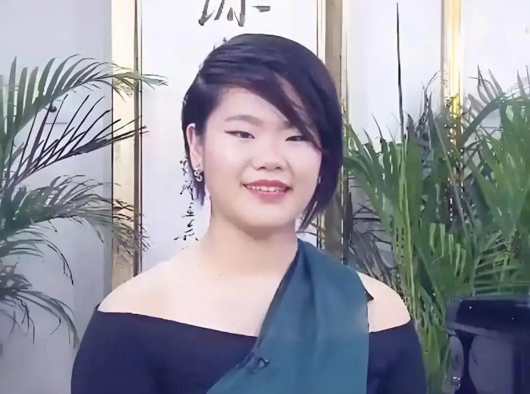 当“国民姥爷”毕福剑成了过去，他26岁的女儿活出了另一种人生