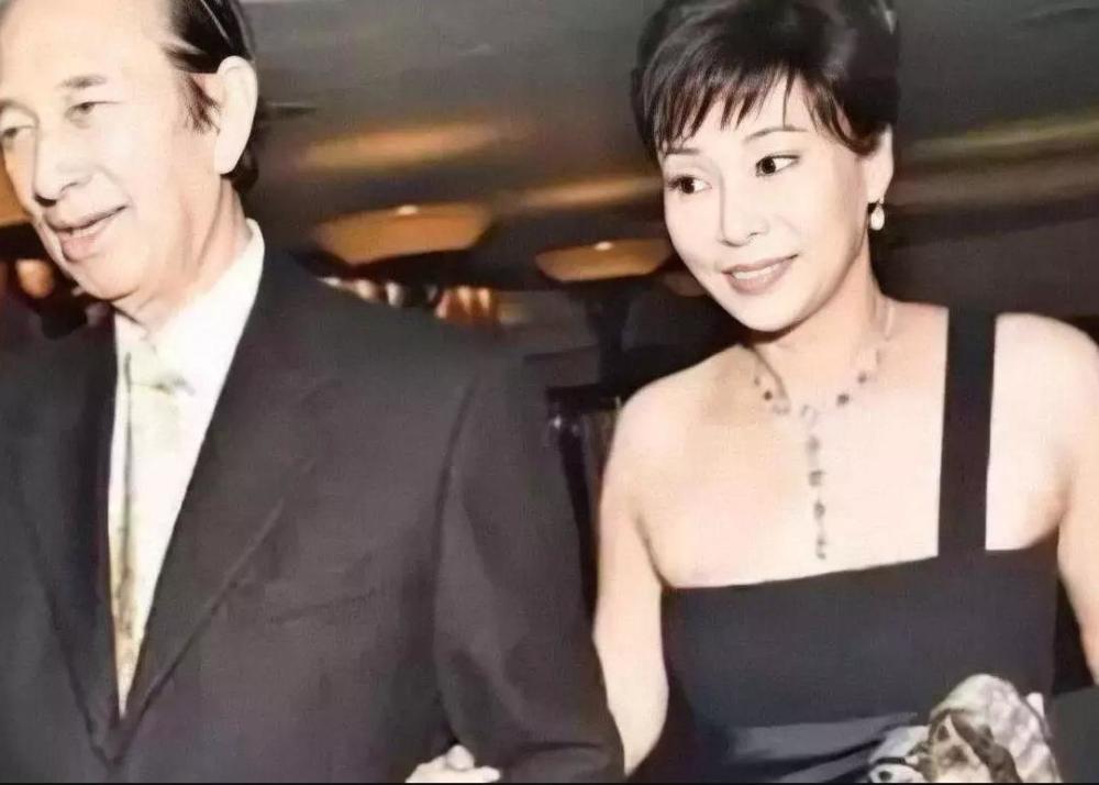 给赌王擦身受宠，带2亿嫁妆找老实人的五太郑咏诗，现状如何