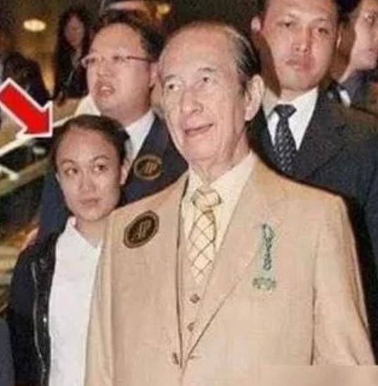 郑咏诗给何鸿燊“擦身子”赚到一个亿，转身嫁给初恋，生活幸福