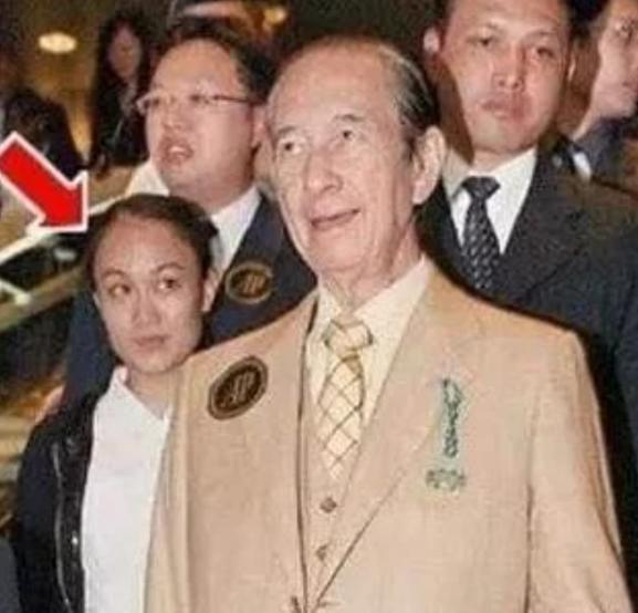 郑咏诗给何鸿燊“擦身子”赚到一个亿，转身嫁给初恋，生活幸福