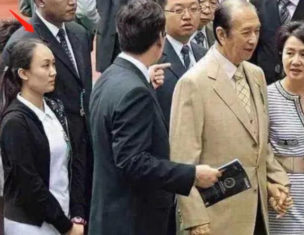 郑咏诗给何鸿燊“擦身子”赚到一个亿，转身嫁给初恋，生活幸福