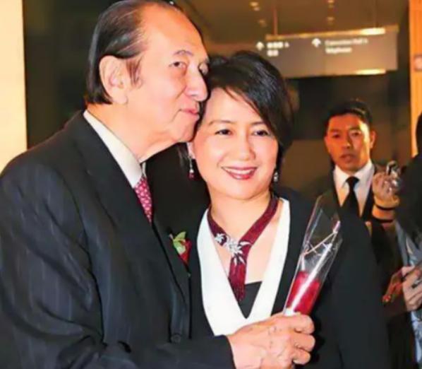 郑咏诗给何鸿燊“擦身子”赚到一个亿，转身嫁给初恋，生活幸福