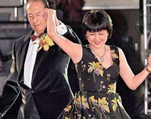 郑咏诗给何鸿燊“擦身子”赚到一个亿，转身嫁给初恋，生活幸福