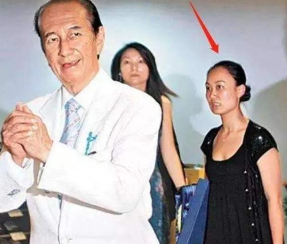 郑咏诗给何鸿燊“擦身子”赚到一个亿，转身嫁给初恋，生活幸福