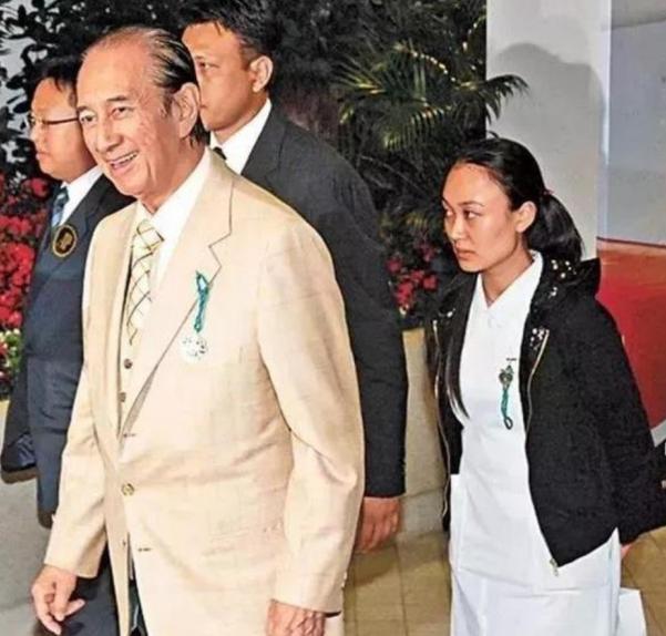 郑咏诗给何鸿燊“擦身子”赚到一个亿，转身嫁给初恋，生活幸福