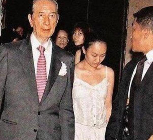 郑咏诗给何鸿燊“擦身子”赚到一个亿，转身嫁给初恋，生活幸福