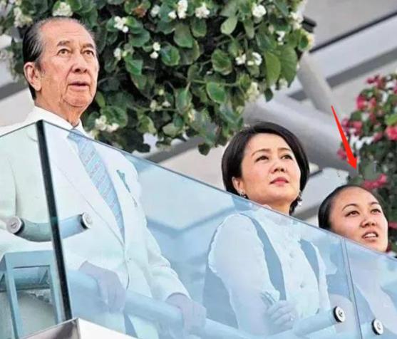 郑咏诗给何鸿燊“擦身子”赚到一个亿，转身嫁给初恋，生活幸福