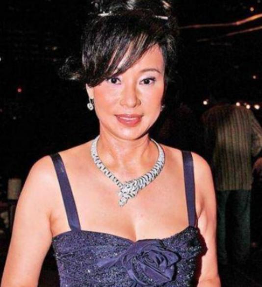 郑咏诗给何鸿燊“擦身子”赚到一个亿，转身嫁给初恋，生活幸福