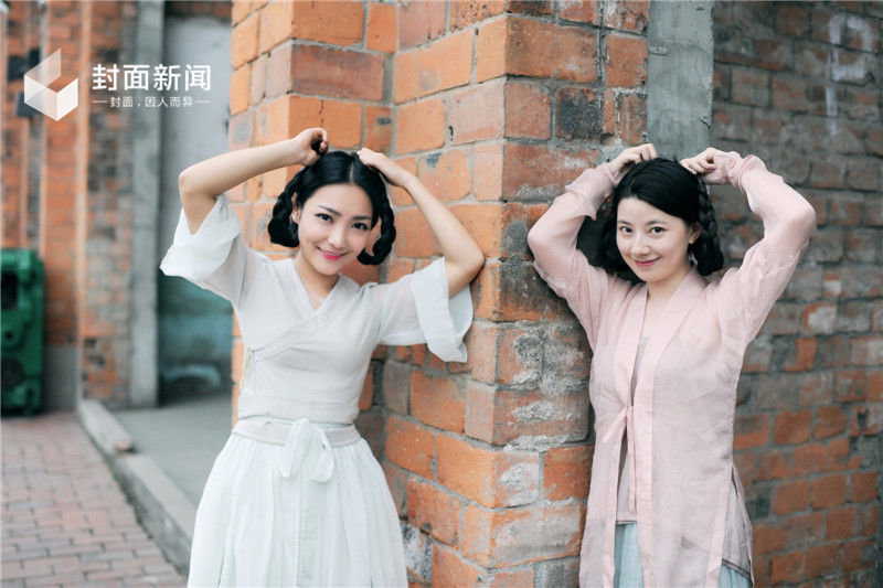 独家！“最美老板娘”真人出镜，闺蜜照怎么拍才美？