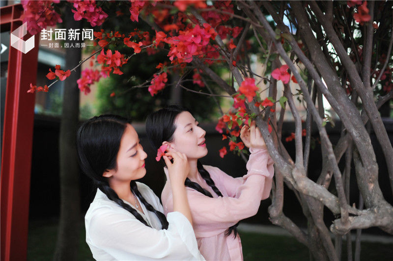 独家！“最美老板娘”真人出镜，闺蜜照怎么拍才美？