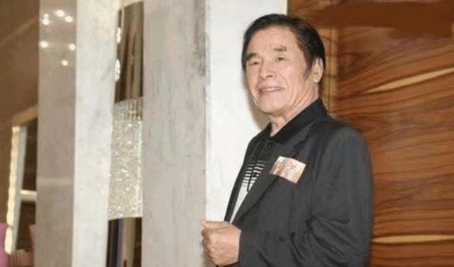 他是知名影帝，前后共有7个妻子，最小的妻子比他小了40岁