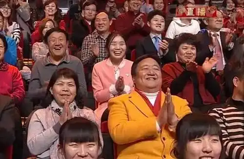 他是连续参加19届春晚的观众笑脸哥，今年因病缺席，却暴露了家境