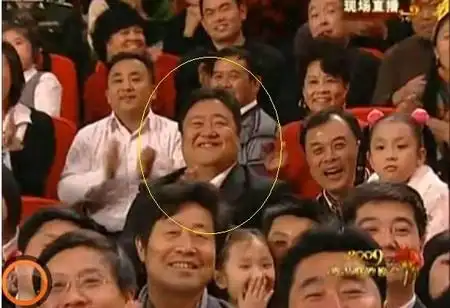 他是连续参加19届春晚的观众笑脸哥，今年因病缺席，却暴露了家境
