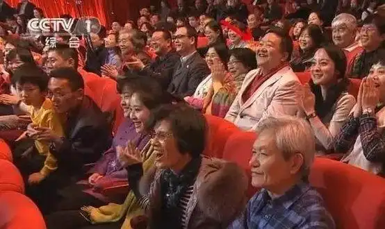 他是连续参加19届春晚的观众笑脸哥，今年因病缺席，却暴露了家境