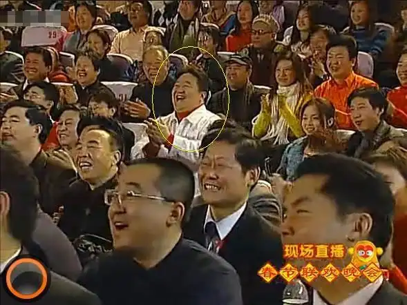 他是连续参加19届春晚的观众笑脸哥，今年因病缺席，却暴露了家境
