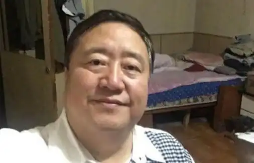 他是连续参加19届春晚的观众笑脸哥，今年因病缺席，却暴露了家境