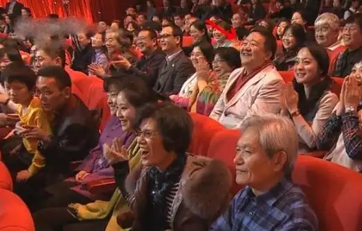 连续霸屏春晚19年的“笑脸哥”是何原因缺席春晚？现在咋样了？