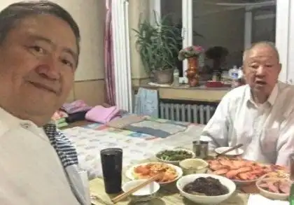 连续霸屏春晚19年的“笑脸哥”是何原因缺席春晚？现在咋样了？