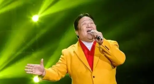连续霸屏春晚19年的“笑脸哥”是何原因缺席春晚？现在咋样了？