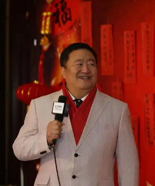 连续霸屏春晚19年的“笑脸哥”是何原因缺席春晚？现在咋样了？