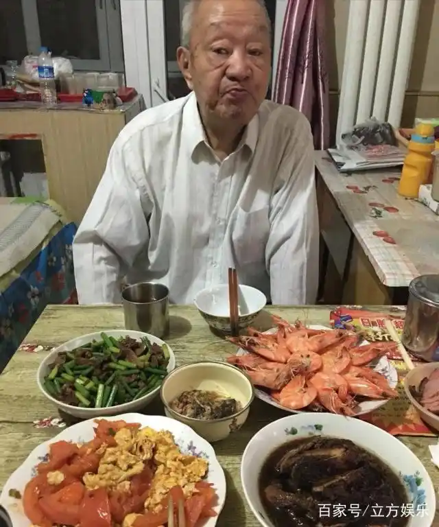 笑脸哥退出春晚观众席，知道原因后被他的孝心感动！