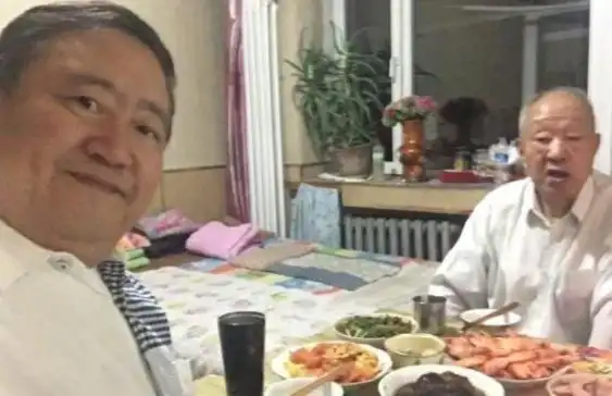春晚未见“笑脸哥”，曾19次参加春晚，今因病缺席却意外暴露家境