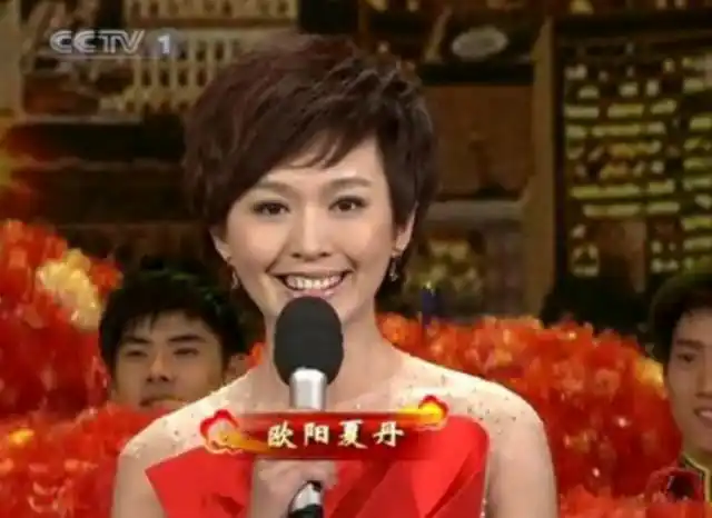 央视主持人欧阳夏丹近照曝光，颜值高气质好，笑起来很阳光