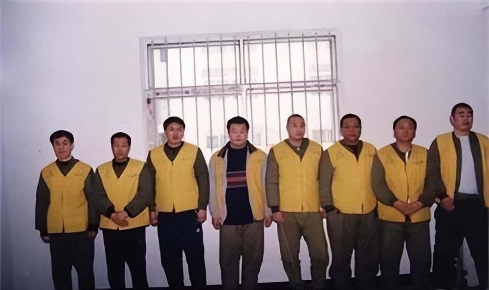 2011年，校霸与富二代发生冲突，被对方父母叫人砍断双手丧命