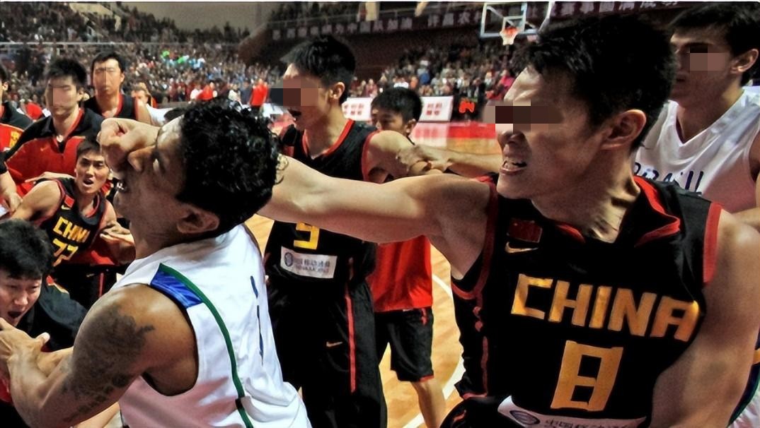 2011年，校霸与富二代发生冲突，被对方父母叫人砍断双手丧命