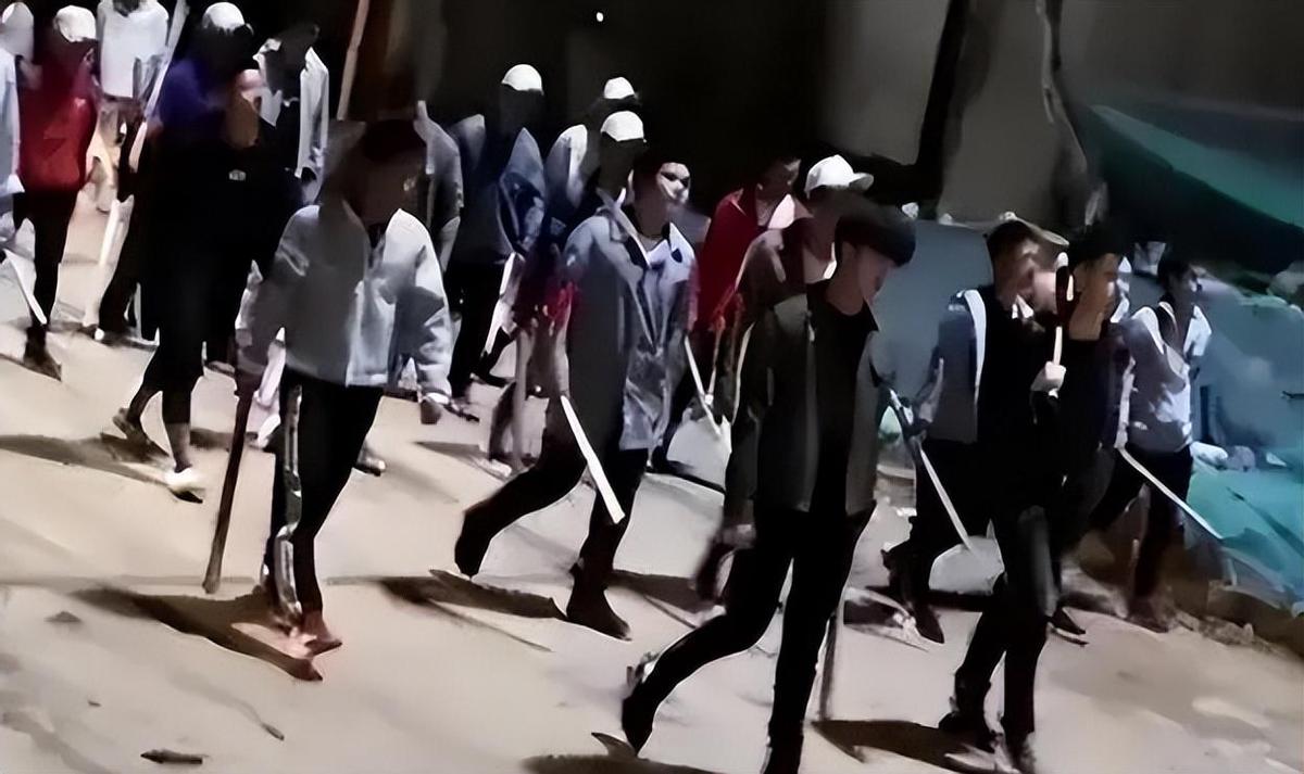 2011年，校霸与富二代发生冲突，被对方父母叫人砍断双手丧命