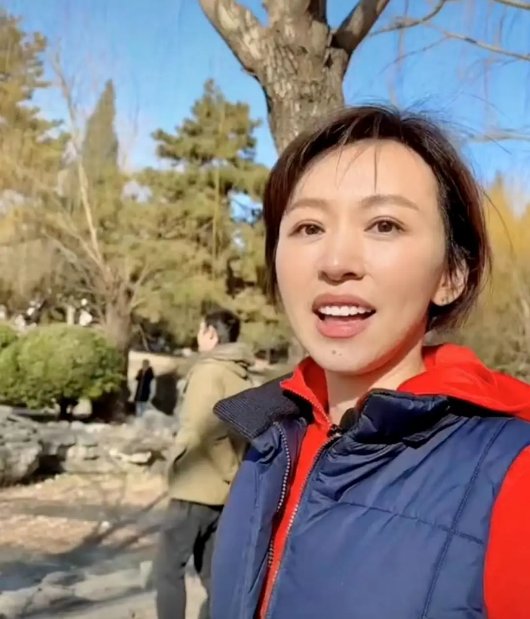 央视欧阳夏丹罕见露面，消失三年模样大变，站街头打扮朴素无人识