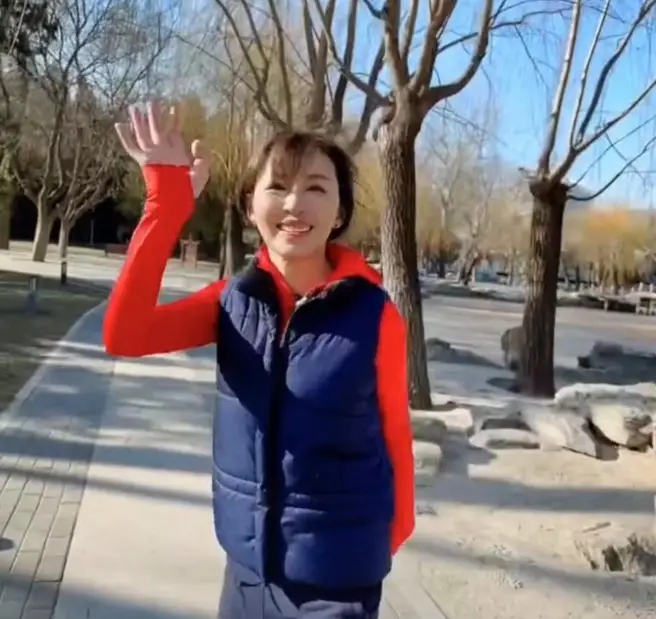 消失三年的欧阳夏丹，近日于街头现身，打扮朴素模样大变不敢认