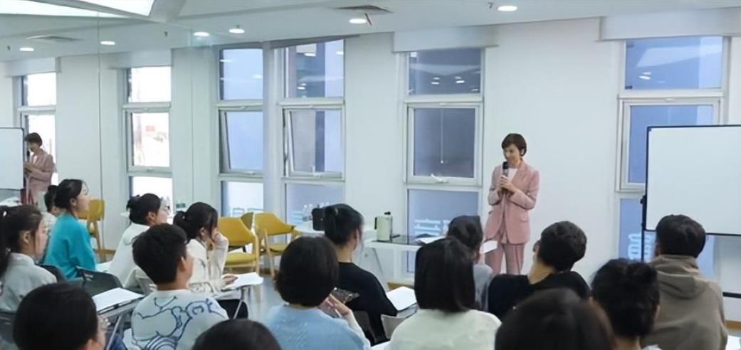 消失3年,央视“国脸“欧阳夏丹竟成欧阳“下单“,背后原因引人心疼