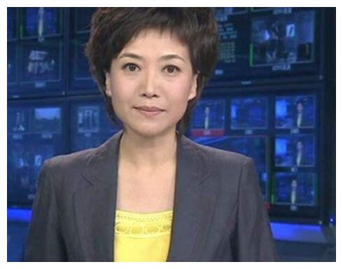 央视美女主播，卸了妆去掉美瞳，网友：依然漂亮！