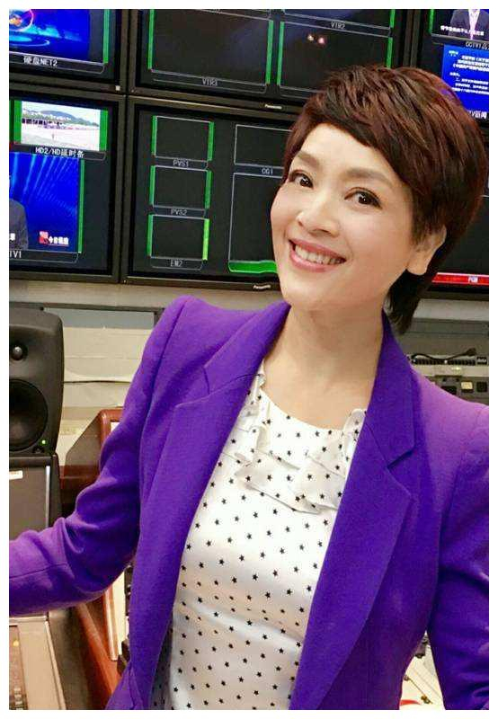 央视美女主播，卸了妆去掉美瞳，网友：依然漂亮！