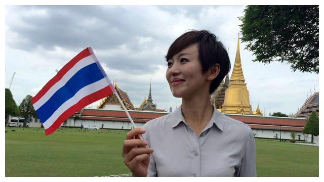 央视美女主播，卸了妆去掉美瞳，网友：依然漂亮！