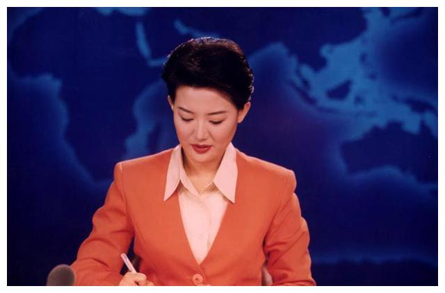 央视美女主播，卸了妆去掉美瞳，网友：依然漂亮！