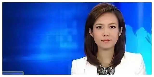 新闻联播主持人不低头看稿？其实他们全程背下来了！