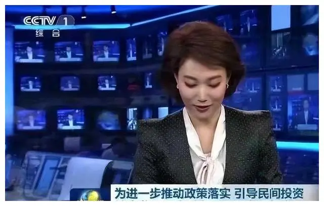 新闻联播主持人不低头看稿？其实他们全程背下来了！