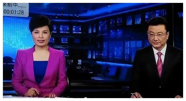 新闻联播主持人不低头看稿？其实他们全程背下来了！