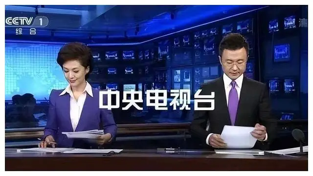 新闻联播主持人不低头看稿？其实他们全程背下来了！
