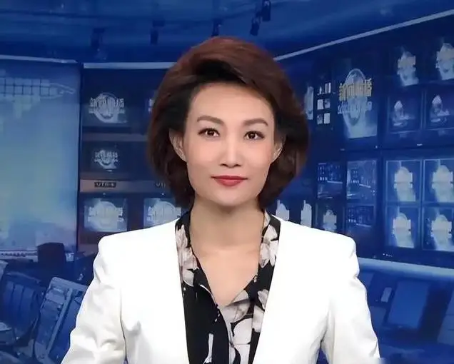 为什么新闻联播主持人从不低头念稿，他们难道全背下来了吗？