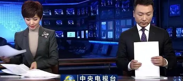 为什么新闻联播主持人从不低头念稿，他们难道全背下来了吗？