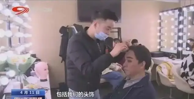 为什么新闻联播主持人从不低头念稿，他们难道全背下来了吗？
