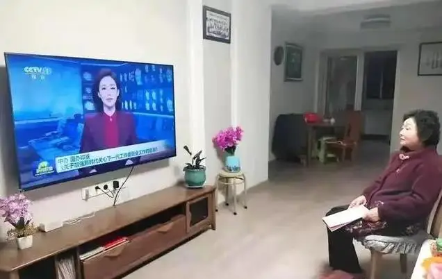 为什么新闻联播主持人从不低头念稿，他们难道全背下来了吗？