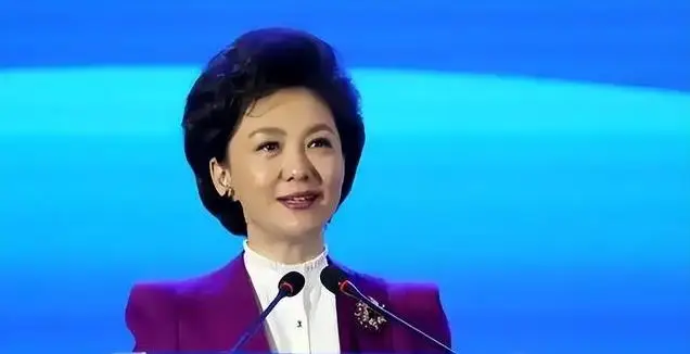 为什么新闻联播主持人从不低头念稿，他们难道全背下来了吗？