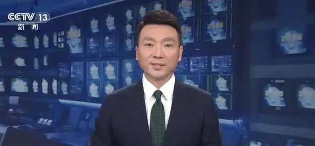 为什么新闻联播主持人从不低头念稿，他们难道全背下来了吗？