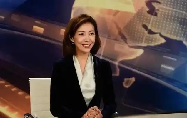 为什么新闻联播主持人从不低头念稿，他们难道全背下来了吗？